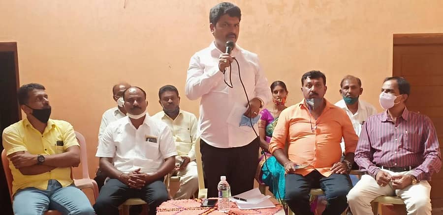 ಹೊಸನಗರ ತಾಲ್ಲೂಕಿನ ನಗರದಲ್ಲಿ ಶುಕ್ರವಾರ ನಡೆದ ಬಿಜೆಪಿ ಕಾರ್ಯಕರ್ತರ ಸಭೆಯಲ್ಲಿ ಸಂಸದ ಬಿ.ವೈ. ರಾಘವೇಂದ್ರ ಮಾತನಾಡಿದರು. ಮುಖಂಡರಾದ ಎನ್.ವೈ. ಸುರೇಶ್, ಸುರೇಶ್ ಸ್ವಾಮಿರಾವ್, ಕೆ.ವಿ. ಕೃಷ್ಣಮೂರ್ತಿ ಇದ್ದರು.