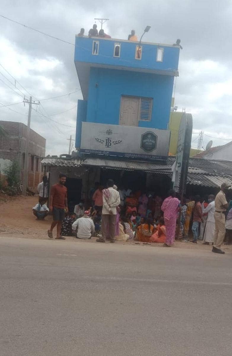 ಮೈಸೂರು ತಾಲ್ಲೂಕಿನ ರಮ್ಮನಹಳ್ಳಿ ಸಮೀಪ ಸ್ಥಳೀಯರು ಮದ್ಯದಂಗಡಿ ಎದುರು ಮೃತಪಟ್ಟ ಮಹದೇವು ಅವರ ಶವವಿರಿಸಿ ಶುಕ್ರವಾರ ಪ್ರತಿಭಟನೆ ನಡೆಸಿದರು