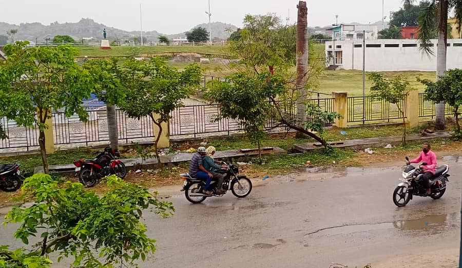 ರಾಯಚೂರಿನಲ್ಲಿ ತುಂತುರು ಮಳೆಯಾಗುತ್ತಿದೆ