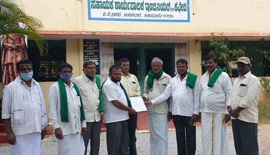 ಹಿರಿಯೂರಿನ ವಿಶ್ವೇಶ್ವರಯ್ಯ ನೀರಾವರಿ ನಿಗಮದ ಸಹಾಯಕ ಕಾರ್ಯಪಾಲಕ ಎಂಜಿನಿಯರ್‌ಗೆ ಶುಕ್ರವಾರ ತಾಲ್ಲೂಕು ರೈತ ಸಂಘದ ಮುಖಂಡರು ಮನವಿ ಸಲ್ಲಿಸಿದರು