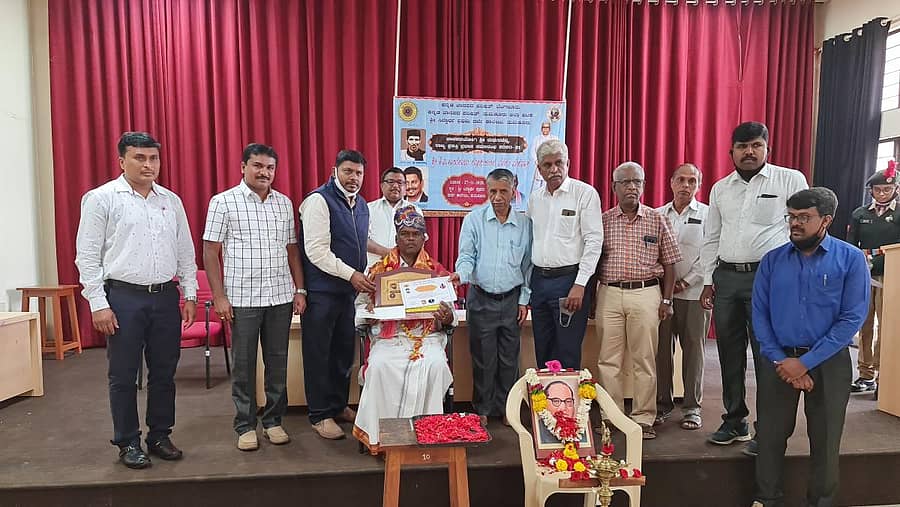 ತುಮಕೂರು ಸಿದ್ಧಾರ್ಥ ಪ್ರಥಮ ದರ್ಜೆ ಕಾಲೇಜಿನಲ್ಲಿ ಏರ್ಪಡಿಸಿದ್ದ ಕಾರ್ಯಕ್ರಮದಲ್ಲಿ ಸೋಬಾನೆ ರಾಮಯ್ಯ ಅವರಿಗೆ ‘ಮಧುರಚೆನ್ನ’ ಪ್ರಶಸ್ತಿ ಪ್ರದಾನ ಮಾಡಲಾಯಿತು