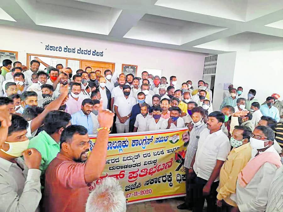 ವಿದ್ಯುತ್ ದರ ಏರಿಕೆ ಖಂಡಿಸಿ ಶಿರಾದಲ್ಲಿ ಕಾಂಗ್ರೆಸ್ ಮುಖಂಡ ಟಿ.ಬಿ.ಜಯಚಂದ್ರ ನೇತೃತ್ವದಲ್ಲಿ ಕಾಂಗ್ರೆಸ್ ಕಾರ್ಯಕರ್ತರು ಪ್ರತಿಭಟನೆ ನಡೆಸಿದರು