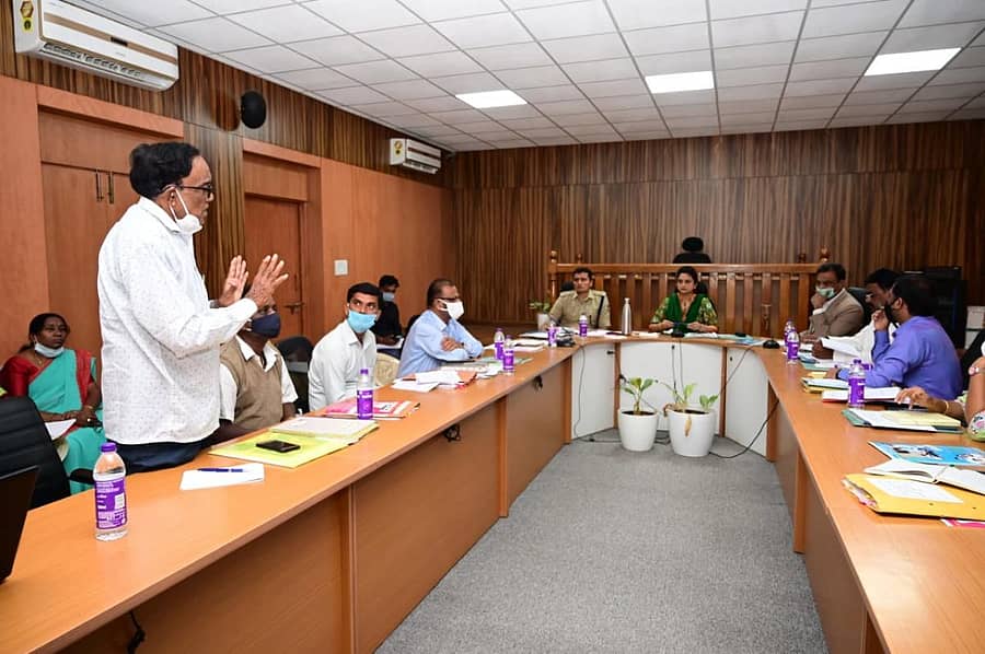 ಸಭೆಯಲ್ಲಿ ಜಿಲ್ಲಾಧಿಕಾರಿ ಲತಾ ಹಾಗೂ ಇತರ ಅಧಿಕಾರಿಗಳು ಭಾಗವಹಿಸಿದ್ದರು