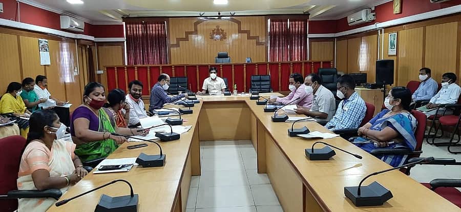 ಗದಗ ಜಿಲ್ಲಾಧಿಕಾರಿ ಕಚೇರಿಯಲ್ಲಿ ನಡೆದ ಸಭೆಯ ಅಧ್ಯಕ್ಷತೆ ವಹಿಸಿ ಜಿಲ್ಲಾಧಿಕಾರಿ ಎಂ.ಸುಂದರೇಶ್‌ ಬಾಬು ಮಾತನಾಡಿದರು. ಜಿಲ್ಲಾ ಮಟ್ಟದ ಅಧಿಕಾರಿಗಳು ಇದ್ದಾರೆ.