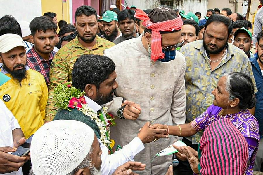 ಪಾಲಿಕೆ ಚುನಾವಣೆಗೆ ಕರ್ವಾನ್ ಶಾಸಕ ಕೌಸರ್ ಮೊಹಿಯುದ್ದೀನ್ ಅವರ ಜೊತೆಗೂಡಿ ಮನೆ ಮನೆ ಪ್ರಚಾರದಲ್ಲಿ ತೊಡಗಿರುವ ಎಐಎಂಐಎಂ ಅಧ್ಯಕ್ಷ ಅಸಾದುದ್ದೀನ್ ಓವೈಸಿ –ಪಿಟಿಐ ಚಿತ್ರ