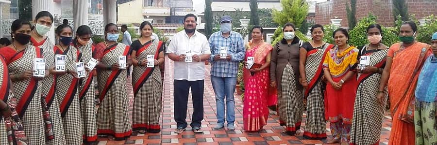 ರಾಯಬಾಗದಲ್ಲಿ ಅಂಗನವಾಡಿ ಕಾರ್ಯಕರ್ತೆಯರಿಗೆ ಶಾಸಕ ಡಿ.ಎಂ. ಐಹೊಳೆ ವಿತರಿಸಿದರು