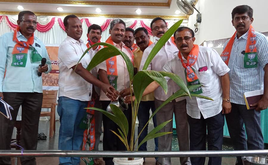 ಭದ್ರಾವತಿ ಬಿಜೆಪಿ ಕಾರ್ಯಕರ್ತರ ಪ್ರಶಿಕ್ಷಣ ವರ್ಗಕ್ಕೆ ಜಿಲ್ಲಾ ಘಟಕದ ಅಧ್ಯಕ್ಷ ಟಿ.ಡಿ. ಮೇಘರಾಜ್ ಚಾಲನೆ ನೀಡಿದರು. ಜಿಲ್ಲಾ ಪ್ರಧಾನ ಕಾರ್ಯದರ್ಶಿ ಜಿ. ಧರ್ಮಪ್ರಸಾದ್, ಬಿ.ಕೆ. ಶ್ರೀನಾಥ್, ಶಿವರಾಜ್ ಇದ್ದರು.