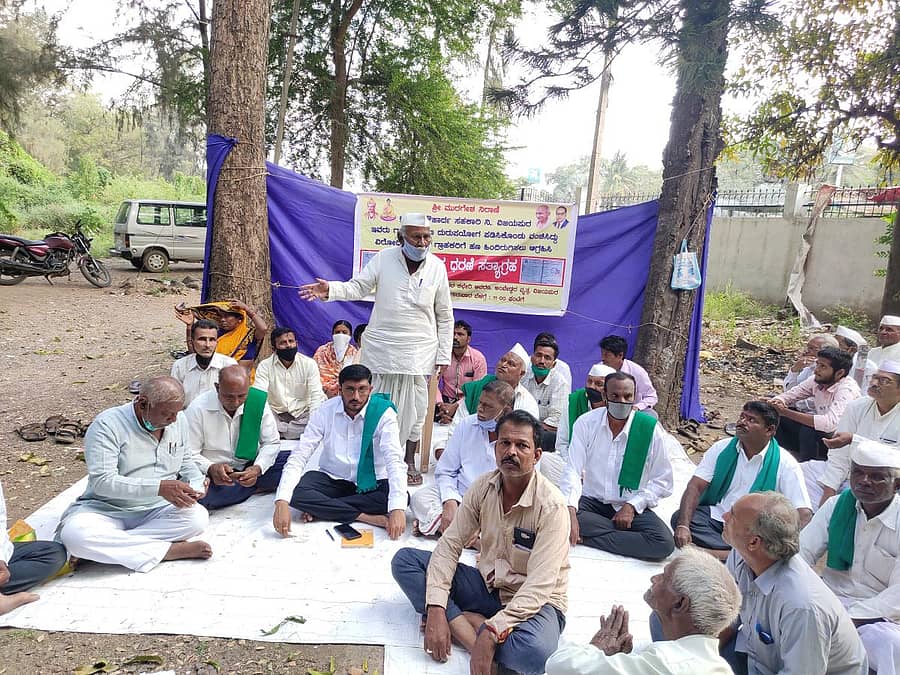 ಮುರುಗೇಶ ನಿರಾಣಿ ಸೌಹಾರ್ದ ಸಂಘದ ವಂಚನೆ ವಿರೋಧಿಸಿ ಗ್ರಾಹಕರು ನಡೆಸುತ್ತಿರುವ ಧರಣಿಯಲ್ಲಿ ಕರ್ನಾಟಕ ಪ್ರಾಂತ ರೈತ ಸಂಘದ ಮುಖಂಡರು ಪಾಲ್ಗೊಂಡಿದ್ದರು