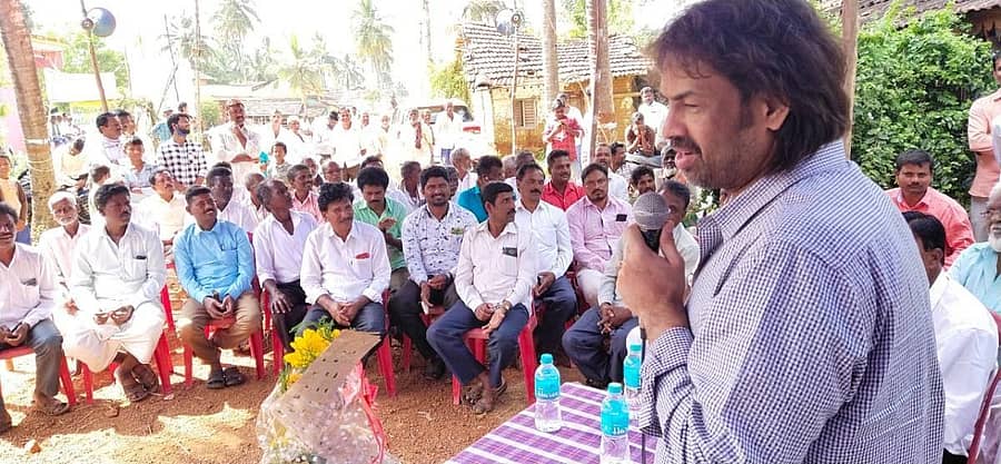 ಸೊರಬ ತಾಲ್ಲೂಕಿನ ಶಕುನವಳ್ಳಿ ಗ್ರಾಮದಲ್ಲಿ ಶನಿವಾರ ನಡೆದ ಕಾರ್ಯಕರ್ತರ ಸಭೆಯಲ್ಲಿ ಮಾಜಿ ಶಾಸಕ ಮಧು ಬಂಗಾರಪ್ಪ ಮಾತನಾಡಿದರು