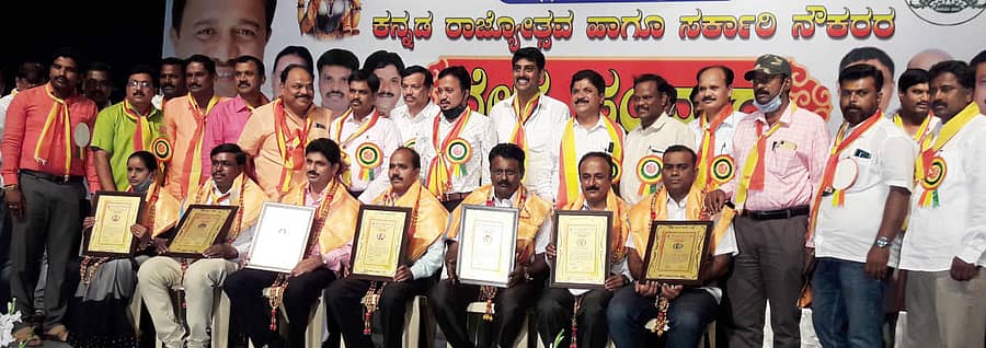 ಚಿತ್ರದುರ್ಗದಲ್ಲಿ ಶನಿವಾರ ನಡೆದ ‘ಕನ್ನಡ ರಾಜ್ಯೋತ್ಸವ, ಸರ್ಕಾರಿ ನೌಕರರು ಮತ್ತು ಶಿಕ್ಷಕರೊಂದಿಗೆ ಸಂವಾದ’ ಕಾರ್ಯಕ್ರಮದಲ್ಲಿ ಕೊರೊನಾ ವಾರಿಯರ್ಗಳಾದ ಕೆ.ಎಸ್.ಶ್ರೀಕಾಂತ್, ವೀರಣ್ಣ, ಪಿ.ವಿ.ಮುರಳಿಧರ್, ಎಂ.ಮಲ್ಲಣ್ಣ, ಎಚ್.ಎಸ್.ರಮೇಶ್ ಅವರನ್ನು ಸನ್ಮಾನಿಸಲಾಯಿತು.