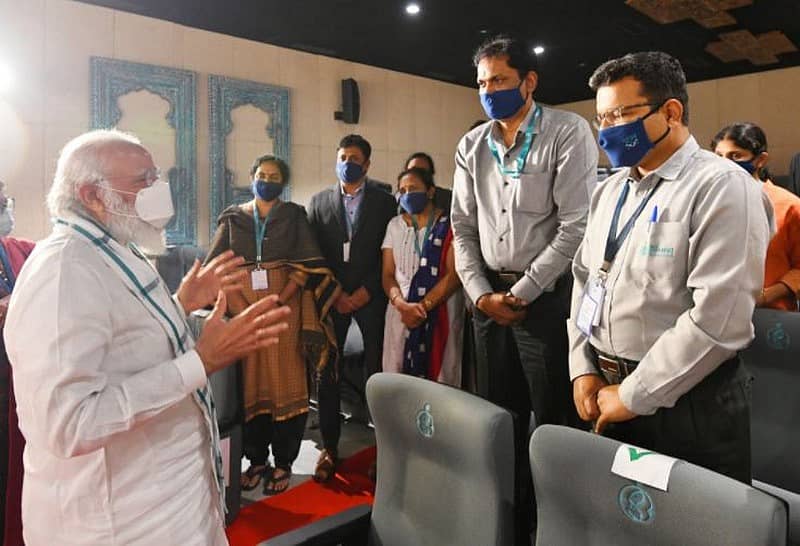 ಭಾರತ್ ಬಯೋಟೆಕ್ ಘಟಕದಲ್ಲಿ ಪ್ರಧಾನಿ ನರೇಂದ್ರ ಮೋದಿ – ಚಿತ್ರ ಕೃಪೆ: ಪ್ರಧಾನಿಯವರ ಅಧಿಕೃತ ಟ್ವಿಟರ್ ಖಾತೆ