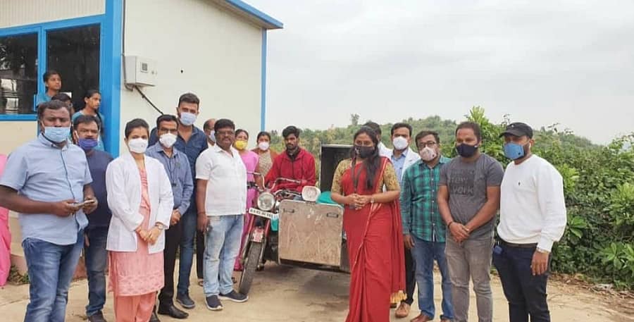 ಆನೇಕಲ್ ತಾಲ್ಲೂಕಿನ ಚೂಡಹಳ್ಳಿ ಗ್ರಾಮದಲ್ಲಿ ಬೈಕ್ ಆಂಬುಲೆನ್ಸ್ ಸೇವೆಗೆ ಕೊರೊನಾ ನೊಡಲ್ ಅಧಿಕಾರಿ ಡಾ.ವೈಷ್ಣವಿ ಚಾಲನೆ ನೀಡಿದರು. ತಾಲ್ಲೂಕು ವೈದ್ಯಾಧಿಕಾರಿ ಡಾ.ವಿನಯ್ ಚಿತ್ರದಲ್ಲಿದ್ದಾರೆ