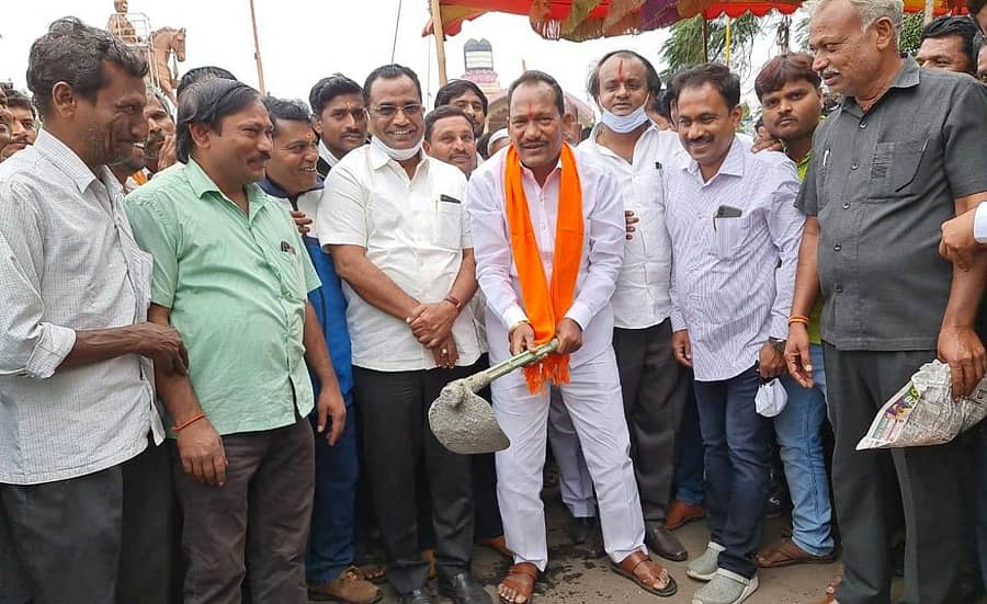 ಜಿಲ್ಲಾ ಉಸ್ತುವಾರಿ ಸಚಿವ ಪ್ರಭು ಚವಾಣ್ ಶನಿವಾರ ಔರಾದ್ ತಾಲ್ಲೂಕಿನ ಸಂತಪುರ ಹೋಬಳಿಯ ವಿವಿಧ ಕಾಮಗಾರಿಗಳಿಗೆ ಚಾಲನೆ ನೀಡಿದರು