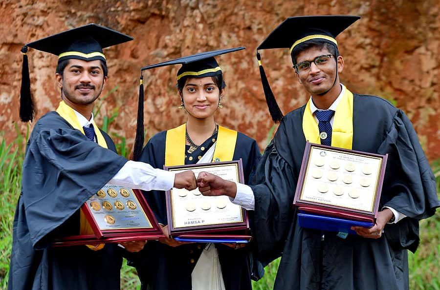 ಬಿಎಸ್ಸಿ (ಕೃಷಿ) ಪದವಿಯಲ್ಲಿ ಹೆಚ್ಚು ಚಿನ್ನದ ಪದಕ ಗಳಿಸಿದ ರಾಹುಲ್ಗೌಡ, ಪಿ. ಹಂಸ ಹಾಗೂ ಶರತ್ ಕೊಥಾರಿ ಪರಸ್ಪರ ಶುಭಾಶಯ ವಿನಿಮಯ ಮಾಡಿಕೊಂಡರು ಪ್ರಜಾವಾಣಿ ಚಿತ್ರ