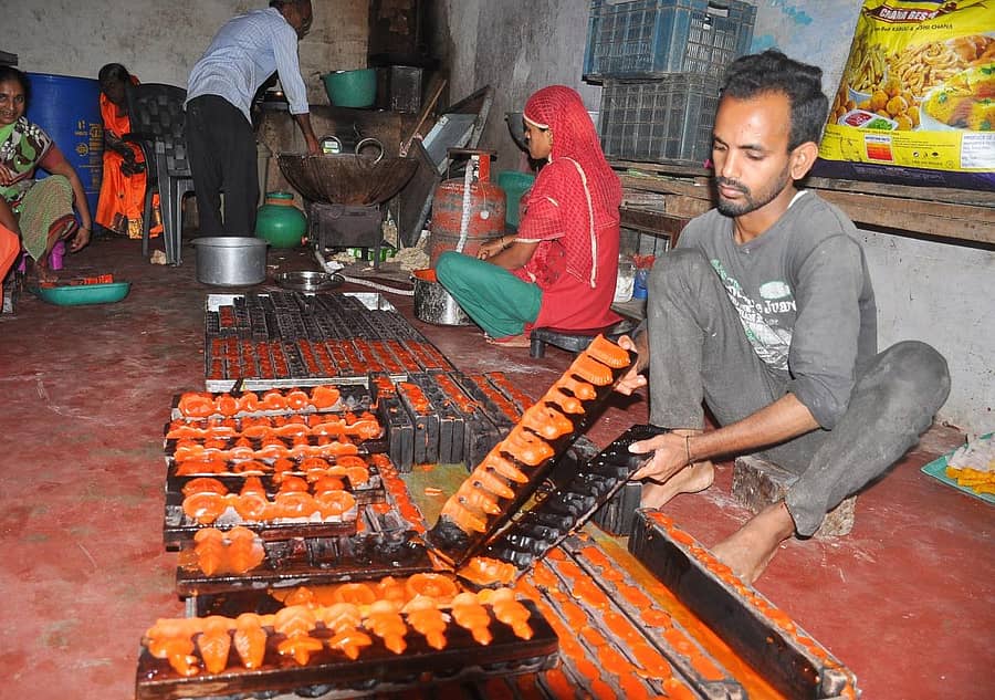 ಹಾವೇರಿ ನಗರದ ಮೇಲಿನಪೇಟೆಯಲ್ಲಿ ‘ಸಕ್ಕರೆ ಗೊಂಬೆ’ ತಯಾರಿಸುತ್ತಿರುವ ರಾಜ ವೀರಾಪುರ ಕುಟುಂಬ