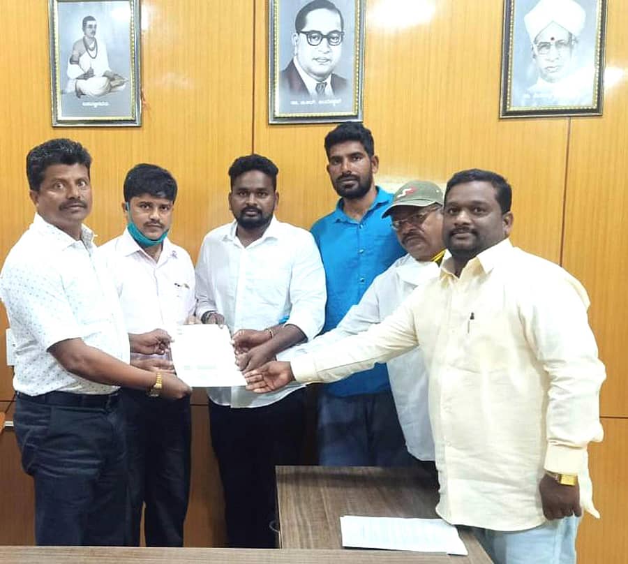 ನಾಯಕನಹಟ್ಟಿ ಹೋಬಳಿಯ ಜಾಗನೂರಹಟ್ಟಿ ಗ್ರಾಮದ ಯುವಕ ಜಿ.ಎಂ.ಉಮೇಶ್ ಸರ್ಕಾರಿ ಶಾಲೆಯನ್ನು ದತ್ತು ಪಡೆಯಲು ಕ್ಷೇತ್ರ ಶಿಕ್ಷಣಾಧಿಕಾರಿಗೆ ಪತ್ರ ನೀಡಿದರು
