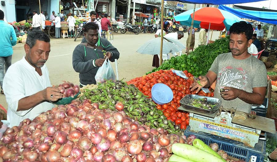 ಯಾದಗಿರಿಯ ಮಹತ್ಮಾಗಾಂಧಿ ಮಾರುಕಟ್ಟೆಯಲ್ಲಿ ತರಕಾರಿ ಖರೀದಿಸಿದ ಜನ