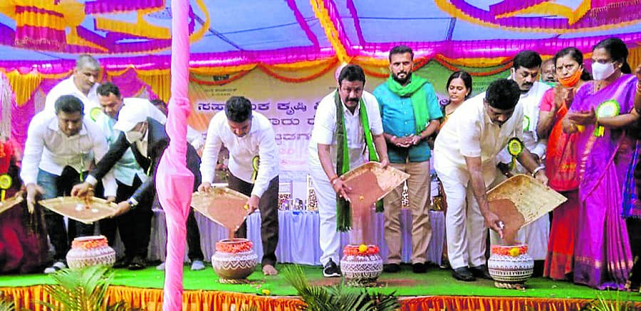 ಮಡಿಕೆಗಳಿಗೆ ರಾಗಿ ತುಂಬುವ ಮೂಲಕ ಕುಣಿಗಲ್ ಸಹಾಯಕ ಕೃಷಿ ನಿರ್ದೇಶಕರ ಕಚೇರಿ ಉದ್ಘಾಟನೆ ಕಾರ್ಯಕ್ರಮವನ್ನು ಕೃಷಿ ಸಚಿವ ಬಿ.ಸಿ.ಪಾಟೀಲ ಉದ್ಘಾಟಿಸಿದರು