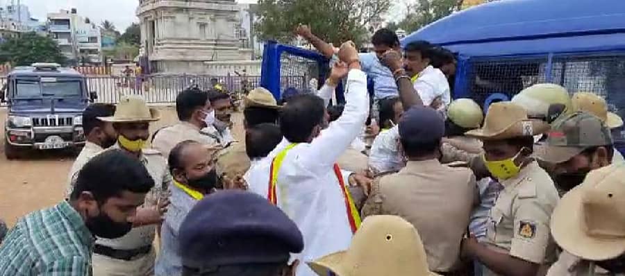 ಜಿಲ್ಲೆಯ ವಿಭಜನೆಯನ್ನು ವಿರೋಧಿಸಿ ಉಸ್ತುವಾರಿ ಸಚಿವ ಆನಂದ್ ಸಿಂಗ್ ಅವರಿಗೆ ಘೇರಾವ್ ಹಾಕಲು ಸಿದ್ಧರಾಗಿದ್ದ ವಿವಿಧ ಸಂಘಟನೆಗಳ ಮುಖಂಡರನ್ನು ಬಳ್ಳಾರಿಯಲ್ಲಿ ಭಾನುವಾರ ಪೊಲೀಸರು ವಶಕ್ಕೆ ಪಡೆದರು.