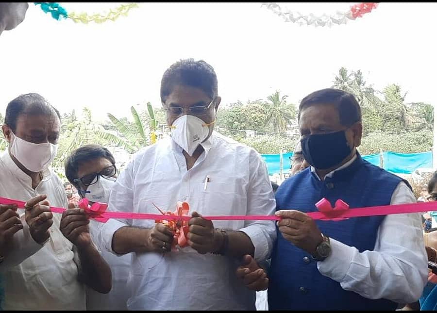 ಕಂದಾಯ ಸಚಿವ ಆರ್.ಅಶೋಕ್ ಪೊನ್ನಂಪೇಟೆ ತಹಶೀಲ್ದಾರ್ ಕಚೇರಿಯನ್ನು ರಿಬ್ಬನ್ ಕತ್ತರಿಸುವ ಮೂಲಕ ಉದ್ಘಾಟಿಸಿ ಚಾಲನೆ ನೀಡಿದರು