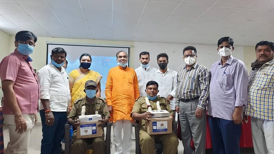 ಗಂಗಾವತಿಯ ಸರ್ಕಾರಿ ಉಪವಿಭಾಗ ಆಸ್ಪತ್ರೆ ಸಿಬ್ಬಂದಿಯನ್ನು ಶಾಸಕ ಪರಣ್ಣ ಮುನವಳ್ಳಿ ಸನ್ಮಾನಿಸಿದರು