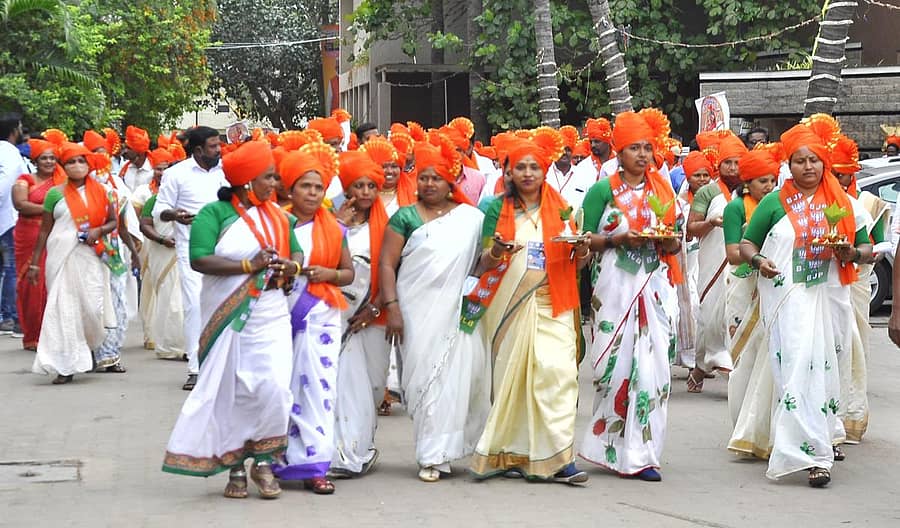 ಹೊಸಪೇಟೆಯಲ್ಲಿ ಭಾನುವಾರ ಸಂಜೆ ಹಮ್ಮಿಕೊಂಡಿದ್ದ ಗ್ರಾಮ ಸ್ವರಾಜ್ಯ ಸಮಾವೇಶದಲ್ಲಿ ಬಿಜೆಪಿ ಮಹಿಳಾ ಕಾರ್ಯಕರ್ತೆಯರು ಕೇಸರಿ ಬಣ್ಣದ ಪೇಟಾ ಧರಿಸಿಕೊಂಡು ಗಮನ ಸೆಳೆದರು