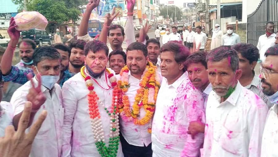 ಕಲಬುರ್ಗಿಯಲ್ಲಿ ಭಾನುವಾರ ನಡೆದ ಡಿಸಿಸಿ ಬ್ಯಾಂಕ್ ಚುನಾವಣೆಯಲ್ಲಿ ಗೆಲುವು ಸಾಧಿಸಿದ ಕಾಂಗ್ರೆಸ್ ಬೆಂಬಲಿತ ಅಭ್ಯರ್ಥಿಗಳು ವಿಜಯೋತ್ಸವ ಆಚರಿಸಿದರು