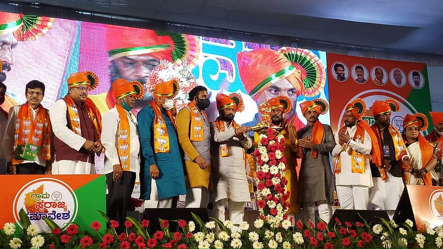 ಬಿಜೆಪಿ ಗ್ರಾಮ ಸ್ವರಾಜ್ಯ ಸಮಾವೇಶಕ್ಕೆ ಉಪಮುಖ್ಯಮಂತ್ರಿ ಲಕ್ಷ್ಮಣ ಸವದಿ ದೀಪ ಬೆಳಗಿಸಿ ಚಾಲನೆ ನೀಡಿದರು.