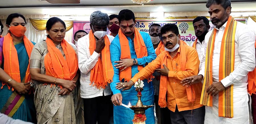 ಬಾಗೇಪಲ್ಲಿ ತಾಲ್ಲೂಕಿನ ಕೊಂಡಂವಾರಿಪಲ್ಲಿ ಗ್ರಾಮದಲ್ಲಿ ಬಿಜೆಪಿ ಜಿಲ್ಲಾ ಘಟಕದಿಂದ ನಡೆದ ಗ್ರಾಮ ಸ್ವರಾಜ್ಯ ಸಮಾವೇಶವನ್ನು ಬಿಜೆಪಿ ರಾಜ್ಯ ಘಟಕದ ಅಧ್ಯಕ್ಷ ನಳೀನ್ ಕುಮಾರ್ ಕಟೀಲ್ ಉದ್ಘಾಟಿಸಿದರು