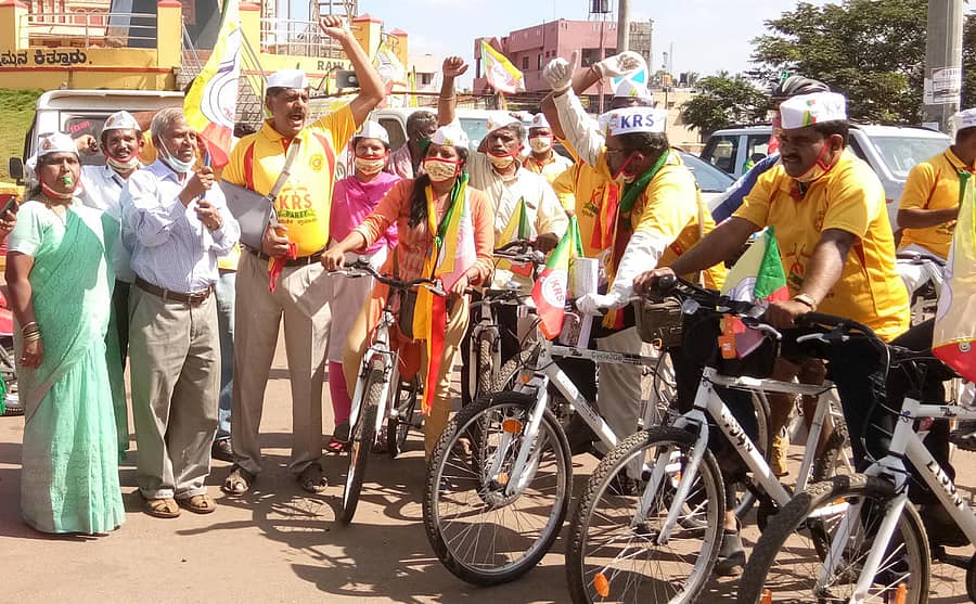 ಕಿತ್ತೂರಲ್ಲಿ ಎಸ್. ಆರ್. ಹಿರೇಮಠ 'ಚಲಿಸು ಕರ್ನಾಟಕ ಯಾತ್ರೆ'ಗೆ ಸೋಮವಾರ ಚಾಲನೆ ನೀಡಿದರು