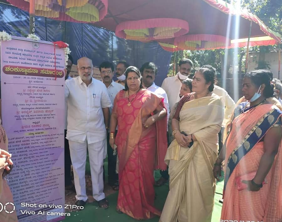 ಸಚಿವ ಶಿವರಾಮ ಹೆಬ್ಬಾರ ತೋಟಗಾರಿಕೆ ಇಲಾಖೆ ಕಟ್ಟಡದ ಶಿಲಾನ್ಯಾಸ ನೆರವೇರಿಸಿದರು