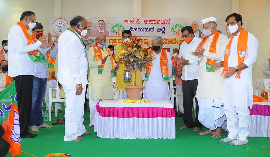 ವಿಜಯಪುರದಲ್ಲಿ ಸೋಮವಾರ ಬಿಜೆಪಿ ಆಯೋಜಿಸಿದ್ದ ‘ಗ್ರಾಮ ಸ್ವರಾಜ್ಯ’ ಸಮಾವೇಶವನ್ನು ಉಪ ಮುಖ್ಯಮಂತ್ರಿ ಗೋವಿಂದ ಕಾರಜೋಳ ಉದ್ಘಾಟಿಸಿದರು–ಪ್ರಜಾವಾಣಿ ಚಿತ್ರ