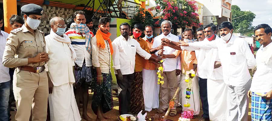 ಹೊಳಲ್ಕೆರೆ ತಾಲ್ಲೂಕಿನ ಹಳೇಹಳ್ಳಿ ಗೊಲ್ಲರಹಟ್ಟಿಯಲ್ಲಿ ಸೋಮವಾರ ಶಾಸಕ ಎಂ. ಚಂದ್ರಪ್ಪ ಕಾಂಕ್ರೀಟ್ ರಸ್ತೆ ಕಾಮಗಾರಿಗೆ ಭೂಮಿಪೂಜೆ ನೆರವೇರಿಸಿದರು.