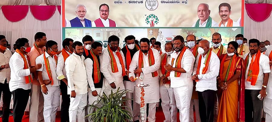 ಮಸ್ಕಿಯಲ್ಲಿ ಸೋಮವಾರ ನಡೆದ ಬಿಜೆಪಿಯ ಗ್ರಾಮ ಸ್ವರಾಜ್ಯ ಸಮಾವೇಶವನ್ನು ಉಪ ಮುಖ್ಯಮಂತ್ರಿ ಲಕ್ಷ್ಮಣ ಸವದಿ ಉದ್ಘಾಟಿಸಿದರು. ಸಚಿವರಾದ ಬಿ. ಶ್ರೀರಾಮುಲು, ಆನಂದ ಸಿಂಗ್ ಇದ್ದರು