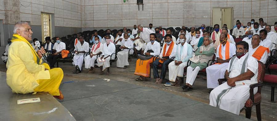 ಹಿರೇಮಗಳೂರು ಕಣ್ಣನ್ ಅವರು ಅರ್ಚಕರಿಗೆ ಕನ್ನಡದಲ್ಲಿ ಮಂತ್ರ ಹೇಳುವ ತರಬೇತಿ ನೀಡಿದರು