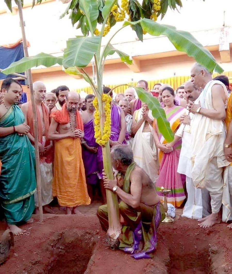 2022ರ ಜನವರಿಯಲ್ಲಿ ಆರಂಭವಾಗುವ ಪರ್ಯಾಯ ಮಹೋತ್ಸವದ ಪೂರ್ವಭಾವಿಯಾಗಿ ಸೋಮವಾರ ಬೆಳಿಗ್ಗೆ ಕೃಷ್ಣಾಪುರ ಮಠದಲ್ಲಿ ಬಾಳೆ ಮುಹೂರ್ತ ನೆರವೇರಿತು.