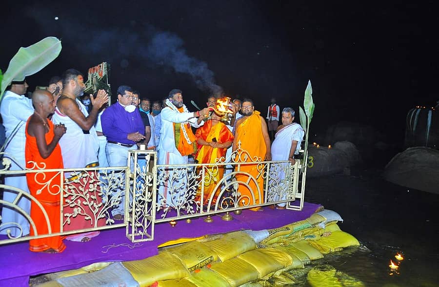 ಅರಣ್ಯ ಸಚಿವ ಆನಂದ್‌ ಸಿಂಗ್‌ ಅವರು ಸೋಮವಾರ ಸಂಜೆ ಹಂಪಿ ತುಂಗಭದ್ರಾ ನದಿ ದಂಡೆಯಲ್ಲಿ ತುಂಗಾ ಆರತಿ ಮಾಡಿದರು