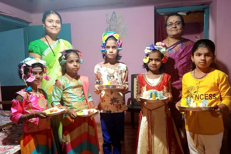 ಹಾವೇರಿ ತಾಲ್ಲೂಕಿನ ನೆಗಳೂರ ಗ್ರಾಮದಲ್ಲಿ ಸೋಮವಾರ ಗೌರಿ ಹುಣ್ಣಿಮೆ ನಿಮಿತ್ತ ಬಾಲಕಿಯರು ಸಕ್ಕರೆ ಆರತಿಯನ್ನು ಬೆಳಗಿ ಸಂಭ್ರಮಿಸಿದರು