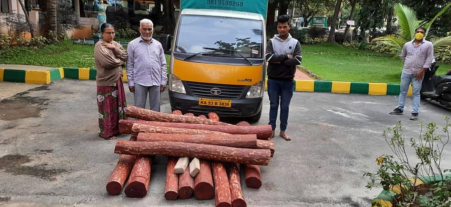 ರಕ್ತ ಚಂದನದ ಜೊತೆ ಆರೋಪಿಗಳು