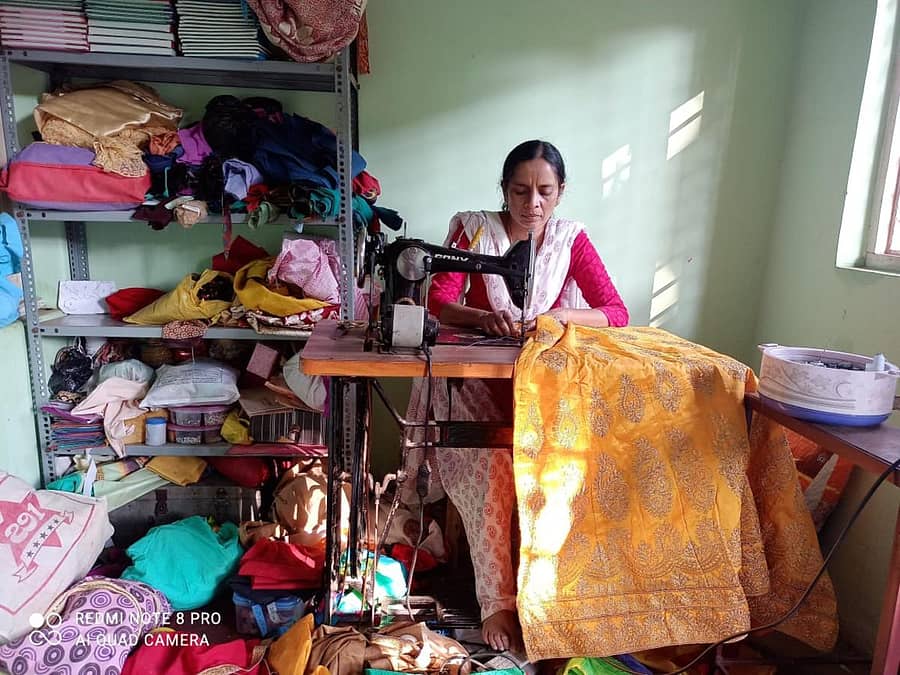 ಹೊಲಿಗೆಯಲ್ಲಿ ಮಗ್ನರಾದ ಹರಿಹರ ತಾಲ್ಲೂಕಿನ ಭಾನುವಳ್ಳಿ ಗ್ರಾಮದ ಖತ್ಮುನ್ನಿಸಾ.