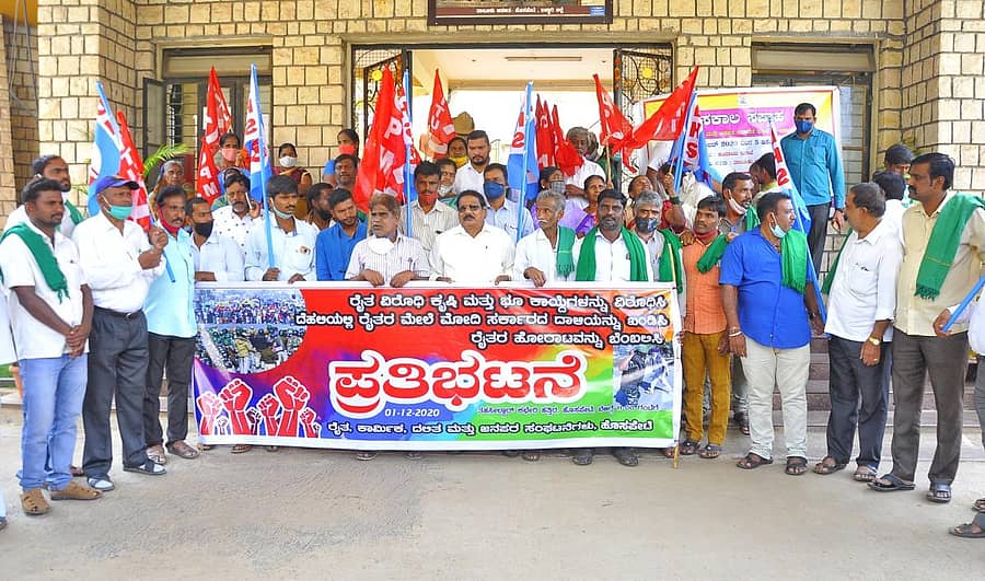 ಸಿಪಿಐಎಂ, ರೈತ–ಕಾರ್ಮಿಕ–ದಲಿತ–ಜನಪರ ಸಂಘಟನೆಗಳ ಕಾರ್ಯಕರ್ತರು ಮಂಗಳವಾರ ಹೊಸಪೇಟೆ ತಾಲ್ಲೂಕು ಕಚೇರಿ ಎದುರು ಪ್ರತಿಭಟನೆ ನಡೆಸಿದರು