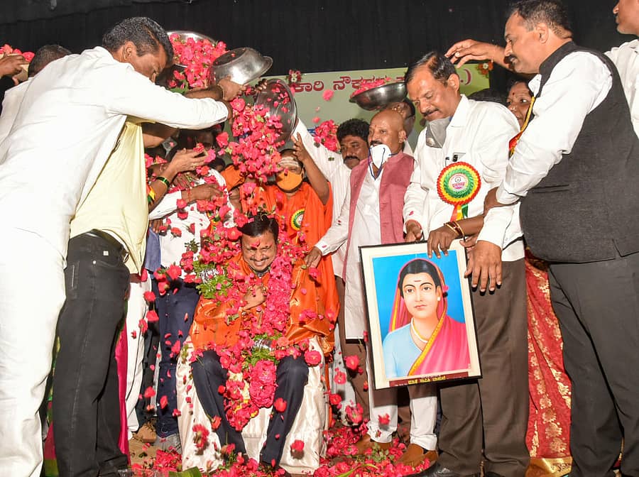 ವಿಚಾರ ಸಂಕಿರಣದಲ್ಲಿ ಪಾಲ್ಗೊಳ್ಳಲು ಕಲಬುರ್ಗಿಗೆ ಬಂದಿದ್ದ ಕರ್ನಾಟಕ ರಾಜ್ಯ ಸರ್ಕಾರಿ ನೌಕರರ ಸಂಘದ ಅಧ್ಯಕ್ಷ ಸಿ.ಎಸ್. ಷಡಾಕ್ಷರಿ ಅವರನ್ನು ಕಲಬುರ್ಗಿಯಲ್ಲಿ ಸಂಘದ ಜಿಲ್ಲಾ ಪದಾಧಿಕಾರಿಗಳು ಸನ್ಮಾನಿಸಿದರು