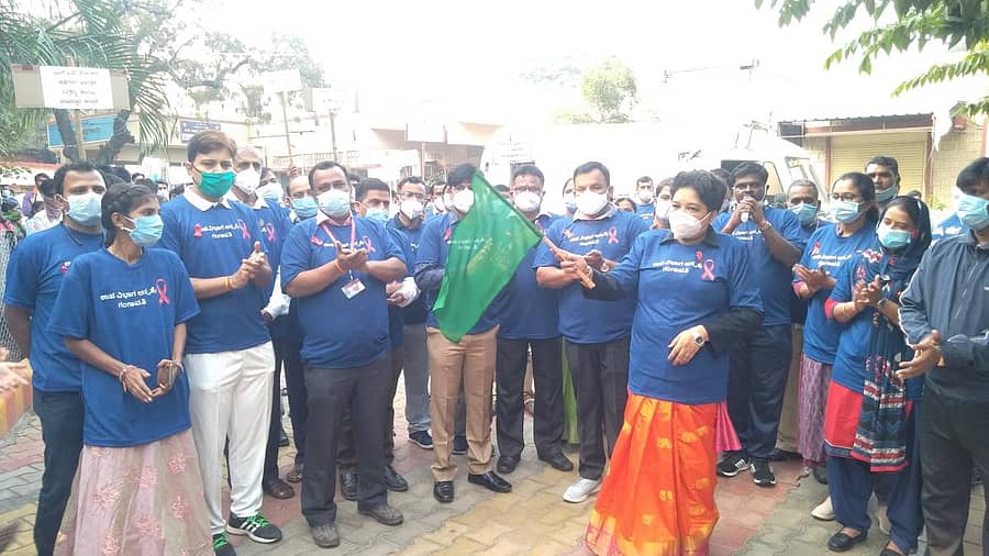 ಗಂಗಾವತಿಯ ಸರ್ಕಾರಿ ಉಪವಿಭಾಗ ಆಸ್ಪತ್ರೆಯ ಆವರಣದಲ್ಲಿ ಮಂಗಳವಾರ ವಿಶ್ವ ಏಡ್ಸ್ ದಿನದ ಪ್ರಯುಕ್ತ ಹಮ್ಮಿಕೊಂಡಿದ್ದ ಜಾಗೃತಿ ಜಾಥಾಗೆ ಹಿರಿಯ ಸಿವಿಲ್ ನ್ಯಾಯಾಧೀಶೆ ಅನಿತಾ ಜಿ ಚಾಲನೆ ನೀಡಿದರು