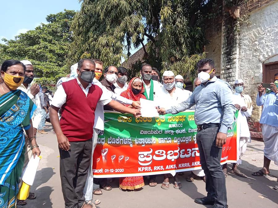 ಕೇಂದ್ರ ಸರ್ಕಾರ ಜಾರಿಗೆ ತಂದಿರುವ ಕೃಷಿ ಸುಧಾರಣಾ ಕಾಯ್ದೆಗಳನ್ನು ವಿರೋಧಿಸಿ ದೆಹಲಿಯಲ್ಲಿ ನಡೆಯುತ್ತಿರುವ ಹೋರಾಟವನ್ನು ಬೆಂಬಲಿಸಿ ಅಖಿಲ ಭಾರತ ರೈತ ಸಂಘರ್ಷ ಸಮನ್ವಯ ಸಮಿತಿ ವಿಜಯಪುರ ಜಿಲ್ಲಾ ಘಟಕದಿಂದ ಮಂಗಳವಾರ ಜಿಲ್ಲಾಧಿಕಾರಿ ಪಿ.ಸುನೀಲ್ ಕುಮಾರ್ ಅವರಿಗೆ ಮನವಿ ಸಲ್ಲಿಸಲಾಯಿತು