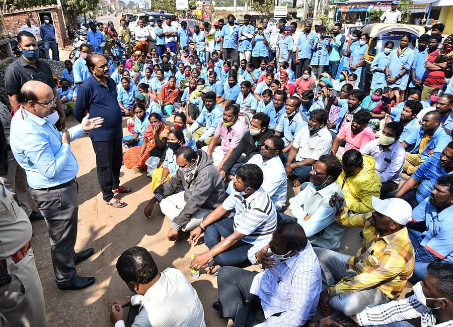 ನೇರ ವೇತನಕ್ಕೆ ಆಗ್ರಹಿಸಿ, ತಮ್ಮ ಮನೆ ಎದುರು ಮಂಗಳವಾರ ಪ್ರತಿಭಟನೆ ನಡೆಸಿದ ಗುತ್ತಿಗೆ ಪೌರ ಕಾರ್ಮಿಕರೊಂದಿಗೆ ಶಾಸಕ ಪ್ರಸಾದ ಅಬ್ಬಯ್ಯ ಮತ್ತು ಪಾಲಿಕೆ ಆಯುಕ್ತ ಸುರೇಶ ಇಟ್ನಾಳ ಮಾತನಾಡಿದರು