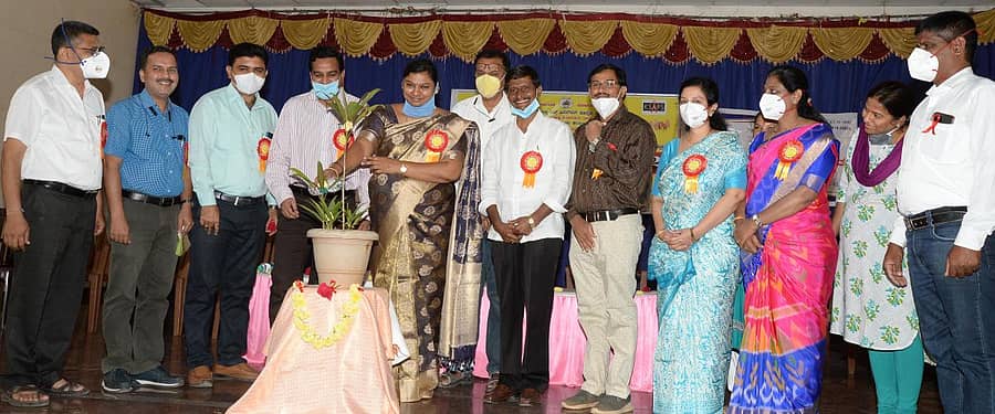 ದಾವಣಗೆರೆಯಲ್ಲಿ ಮಂಗಳವಾರ ನಡೆದ ವಿಶ್ವ ಏಡ್ಸ್ ನಿಯಂತ್ರಣ ದಿನಾಚರಣೆಯನ್ನು ಜಿಲ್ಲಾ ಪಂಚಾಯಿತಿ ಸಿಇಒ ಪದ್ಮ ಬಸವಂತಪ್ಪ ಸಸಿಗೆ ನೀರುಣಿಸುವ ಮೂಲಕ ಉದ್ಘಾಟಿಸಿದರು