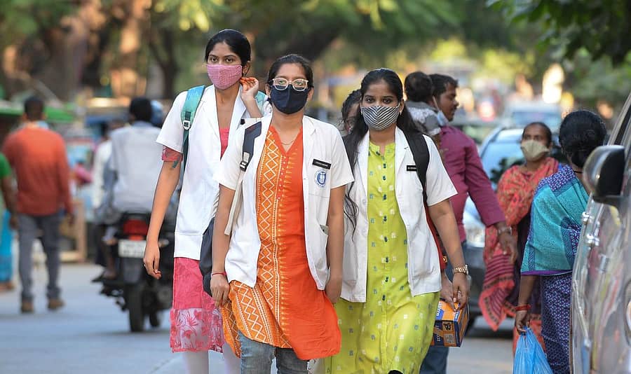 8 ತಿಂಗಳ ಬಳಿಕ ವೈದ್ಯಕೀಯ ಕಾಲೇಜುಗಳು ಆರಂಭಗೊಂಡಿದ್ದು, ದಾವಣಗೆರೆ ಬಾಪೂಜಿ ವಿದ್ಯಾಸಂಸ್ಥೆ ಬಳಿ ವಿದ್ಯಾರ್ಥಿಗಳು ತರಗತಿಗಳಿಗೆ ಹಾಜರಾಗಿ ಹೊರಬರುತ್ತಿರುವುದು –ಪ್ರಜಾವಾಣಿ ಚಿತ್ರ/ ಸತೀಶ ಬಡಿಗೇರ್