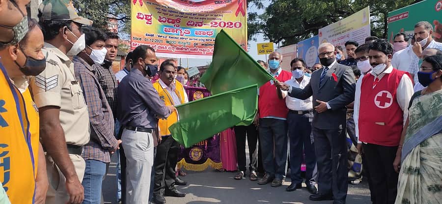 ರಾಯಚೂರು ಜಿಲ್ಲಾಧಿಕಾರಿ ಕಚೇರಿ ಆವರಣದಲ್ಲಿ ಏಡ್ಸ್ ದಿನಾಚರಣೆ ದಿನದಂದು ಮಂಗಳವಾರ ಏರ್ಪಡಿಸಿದ್ದ ಜನಜಾಗೃತಿ ಜಾಥಾಗೆ ಪ್ರಧಾನ ಮತ್ತು ಜಿಲ್ಲಾ ಸತ್ರ ನ್ಯಾಯಾಧೀಶ ಮಲ್ಲಿಕಾರ್ಜುನಗೌಡ ಹಸಿರು ನಿಶಾನೆ ತೋರಿದರು