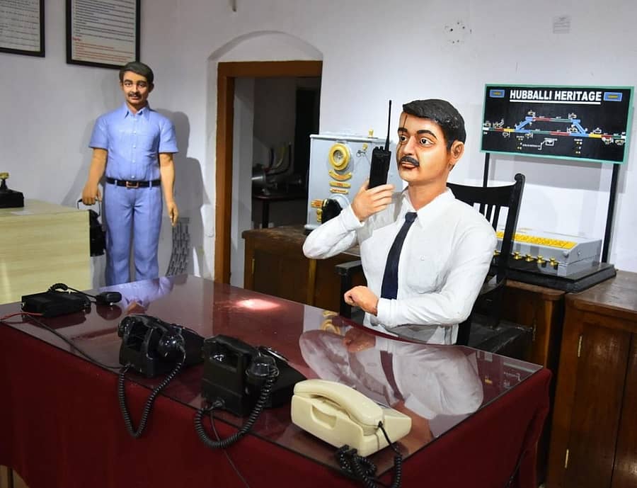 ಹುಬ್ಬಳ್ಳಿಯ ರೈಲ್ವೆ ವಸ್ತು ಸಂಗ್ರಹಾಲಯದಲ್ಲಿರುವ ಸ್ಟೇಷನ್ ಮಾಸ್ಟರ್ ಚಿತ್ರ