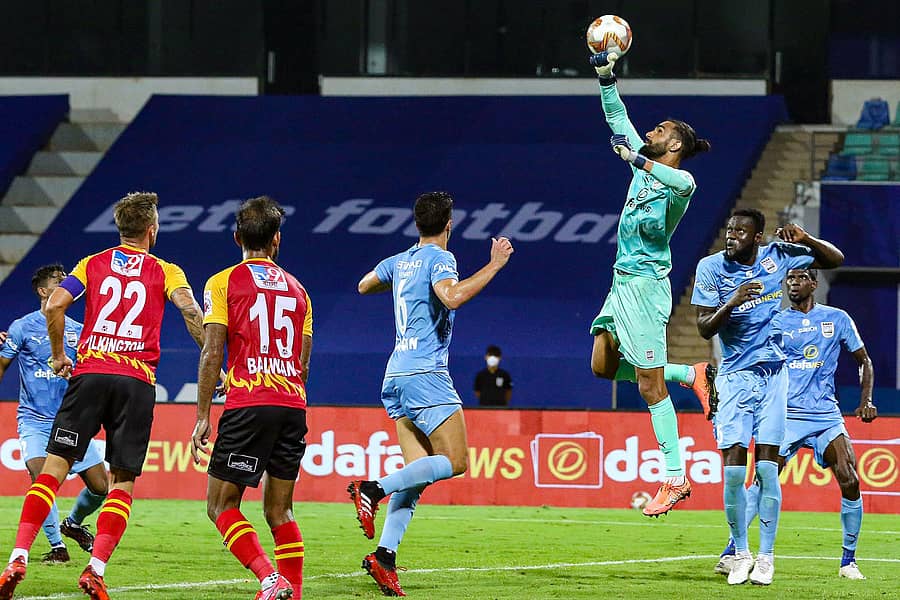 ಮುಂಬೈ ಸಿಟಿ ತಂಡದ ಗೋಲ್‌ಕೀಪರ್ ಅಮರೀಂದರ್ ಸಿಂಗ್  ಆಟ  –ಪಿಟಿಐ ಚಿತ್ರ